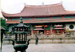 A young Grand Master Tham studies the fame and success of this temple. The master noted that the sha chi surrounding the temple have been already suppressed by the ancient Feng Shui master. The pond at the lower level was located at a right direction.